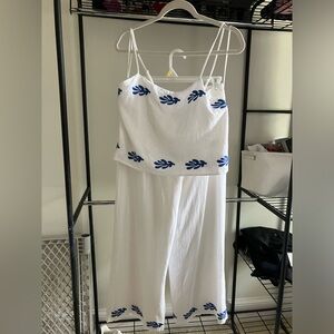 Vestique White and Blue Leaf Print Pantsuit. Size small. Never worn.